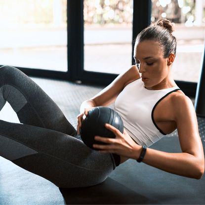 Benefits of a strong core: A woman working out