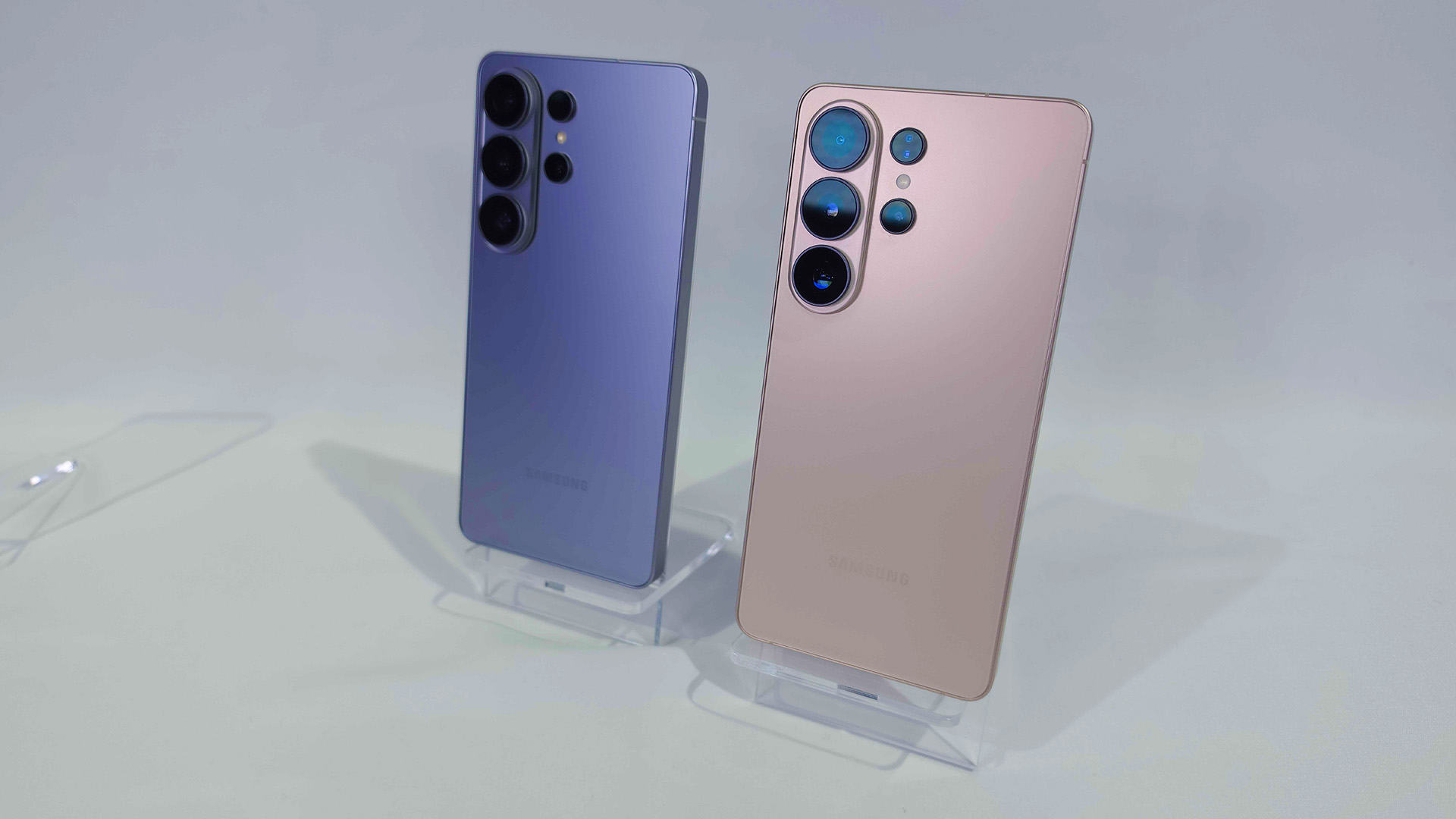 Samsung Galaxy S26 Ultra in pink and blue