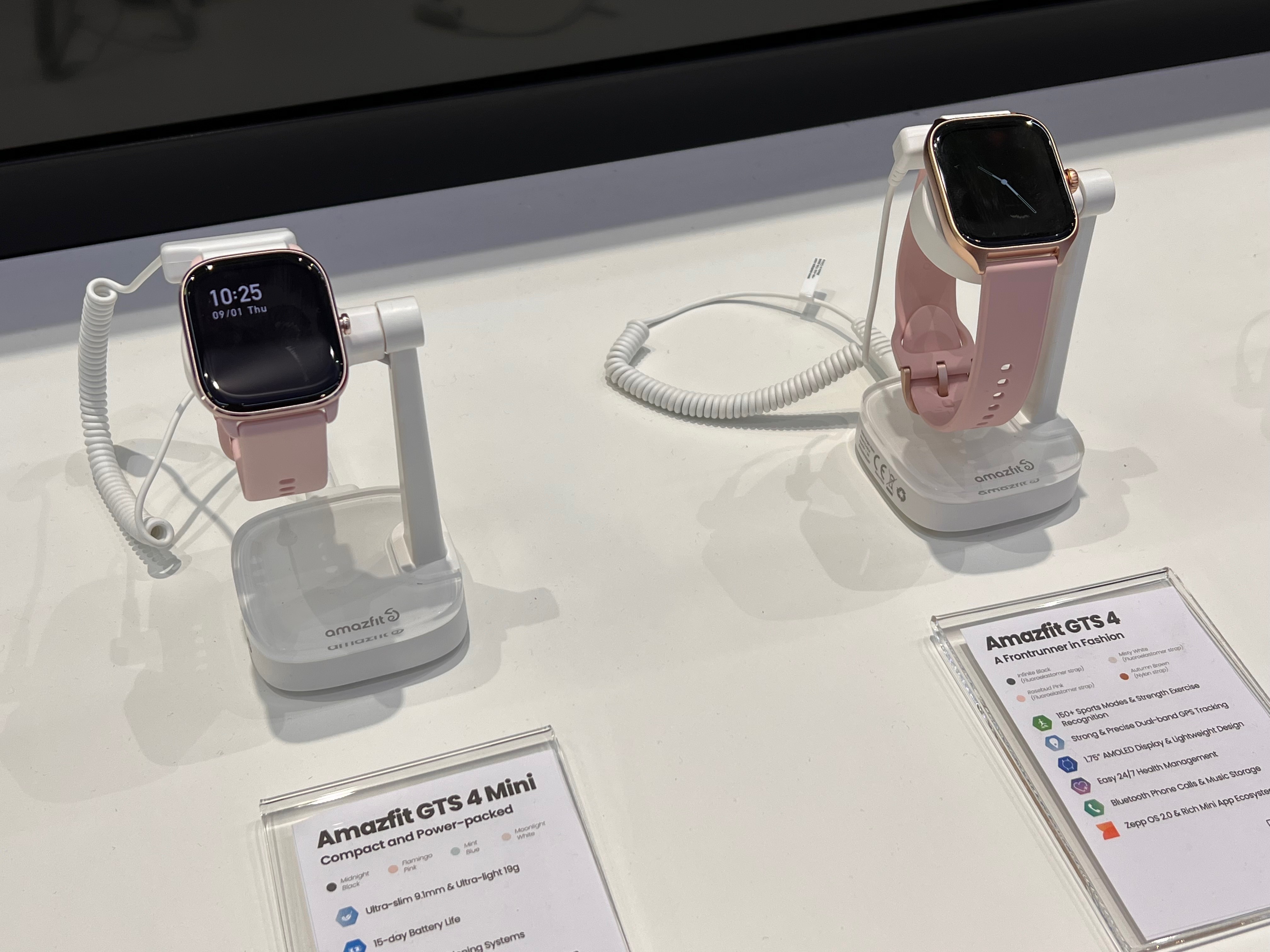 Amazfit IFA 2022 – Im direkten Vergleich wirken die GTS 4-Modelle auf dem ersten Eindruck sehr ähnlich zueinander, wobei die GTS 4 Mini nur unwesentlich kleiner ist.