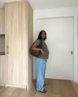 Woman wearing maternity jean.