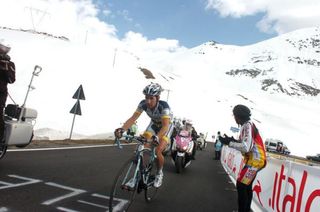 Thomas De Gendt solos to an incredible stage win on the Stelvio