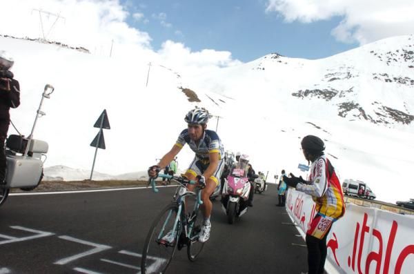 Thomas De Gendt solos to an incredible stage win on the Stelvio