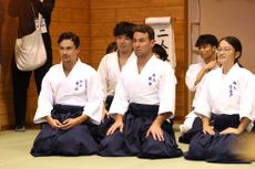 Primož Roglič and Mark Cavendish try out aikido ahead of the 2024 Saitama Criterium