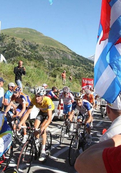 Fr&auml;nk Schleck may have lost yellow, but at least it satyed with the team