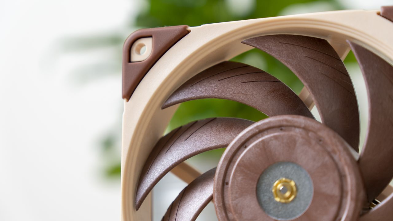 NF-A12x25 vs. Thermaltake Toughfan 12