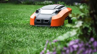 Do robot lawn mowers use GPS?