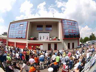 Gianmario Pedrazzini (Firenze Petroli Gragnano) on the podium with Damiano Margutti (GS Podenzano) and Henry Frusto (Team Scap Prefabbricati Fioresi), l & r.