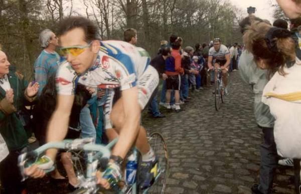 Franco Ballerini leaves British champion Sean Yates behind at the 1993 Paris-Roubaix.