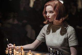 Anya Taylor-Joy (as Beth Harmon) plays chess in the queen's gambit