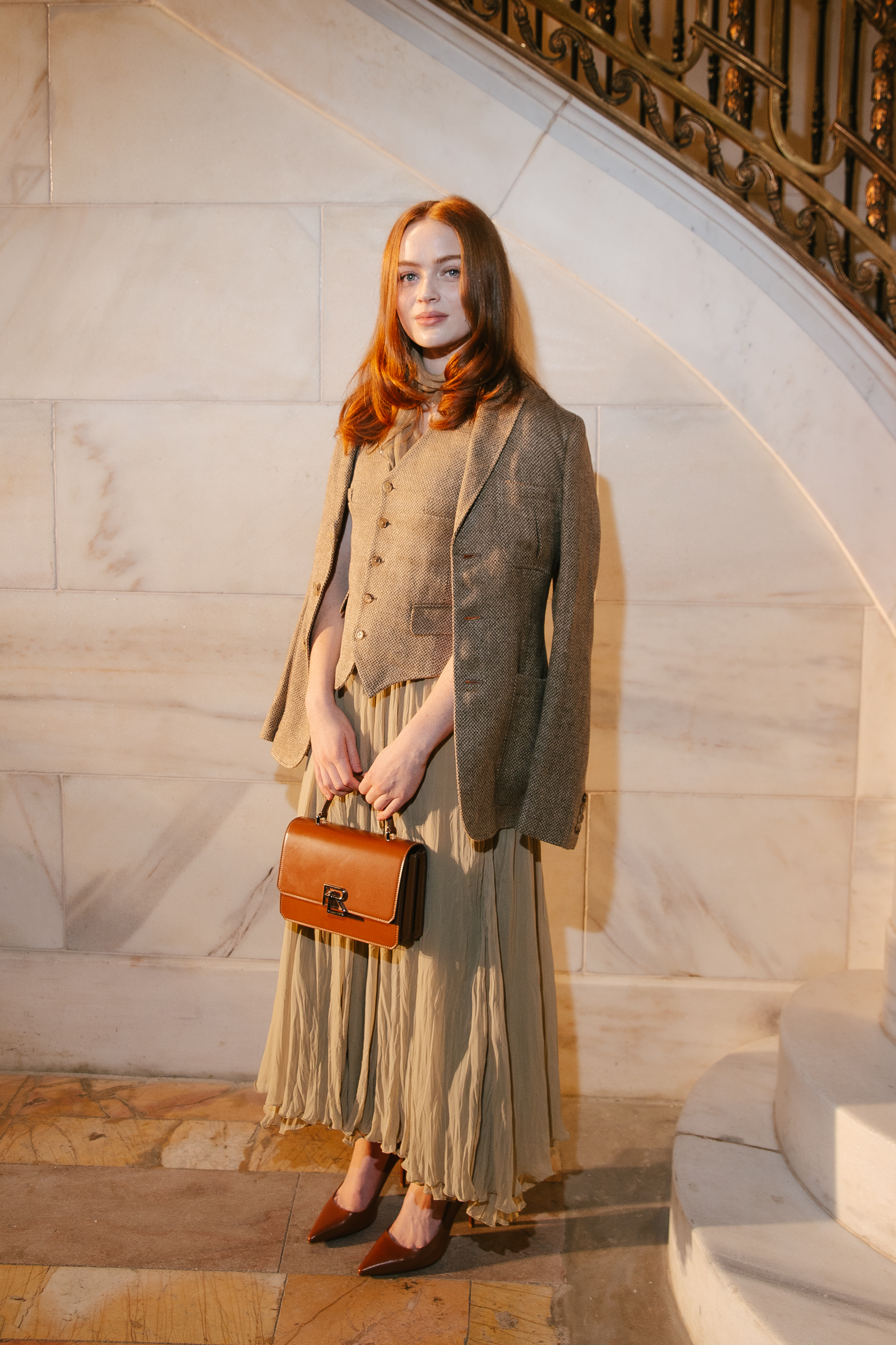 Sadie wears a tan look, with light-brown pumps.