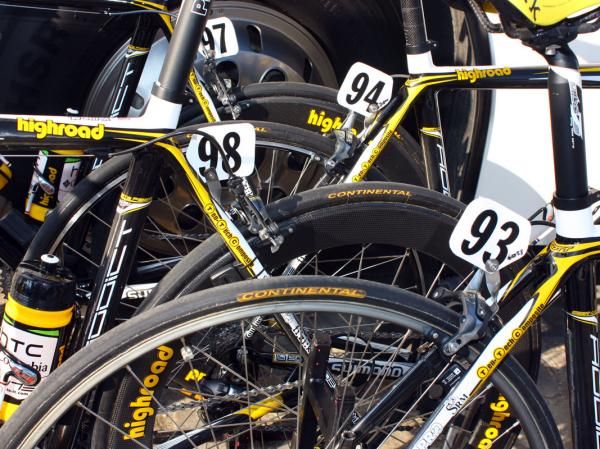 HTC-Columbia set off on a mix of carbon and alloy wheels.