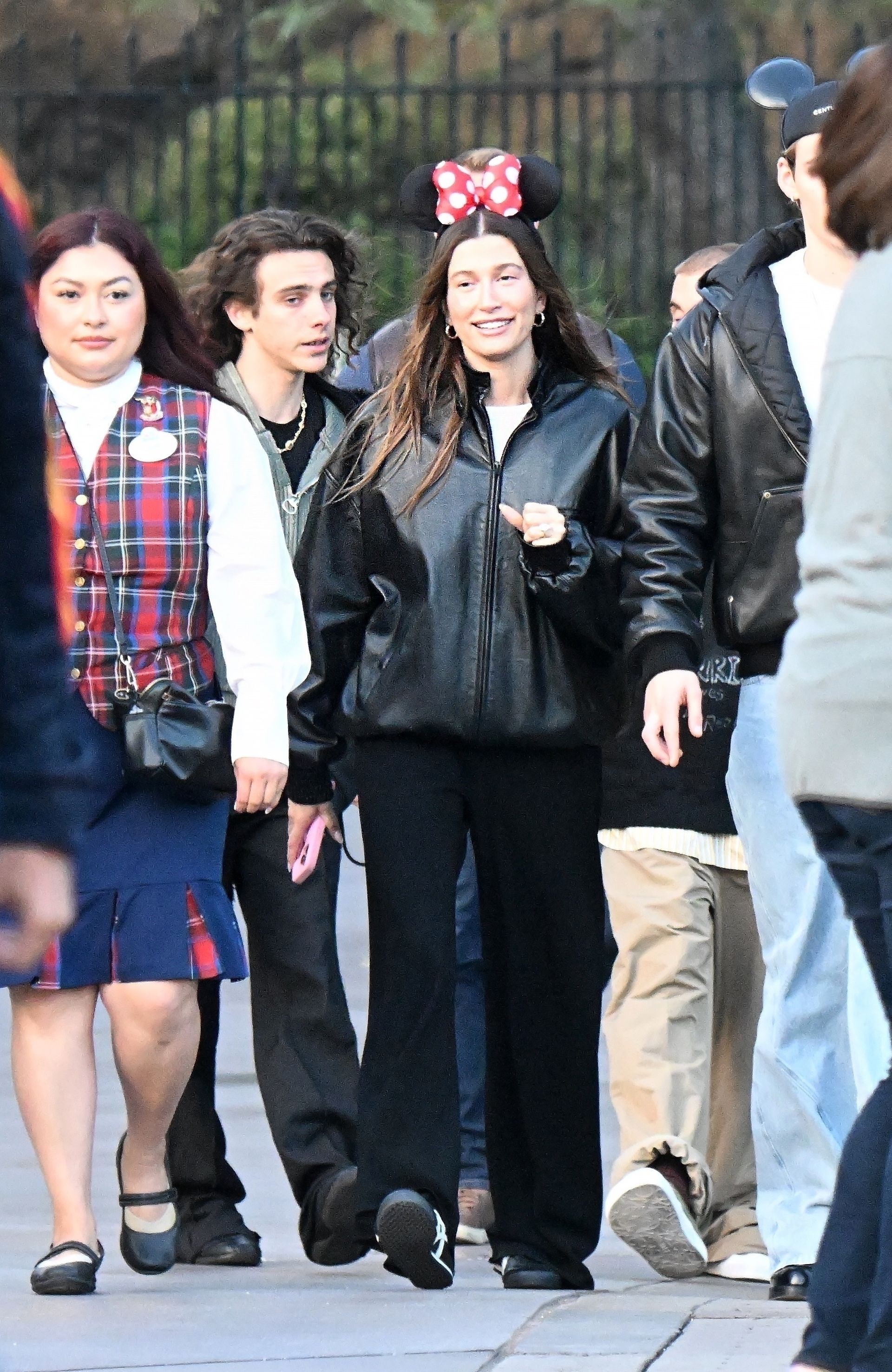 Hailey Beiber wears black and white trainers.