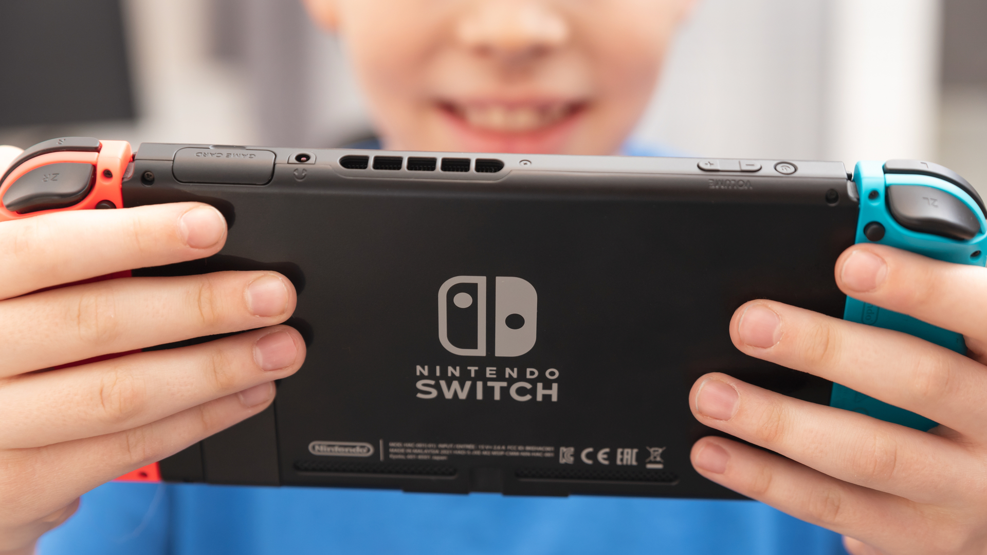 Ребенок держит Nintendo Switch