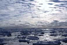 The expedition to find Ernest Shackleton's lost wreck in Antarctica's Weddell Sea has turned back due to worsening weather and ice.