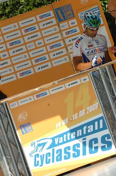 Danilo Napolitano (Katusha) signs in. The Italian was involved in a nasty crash in the final kilometres of the race