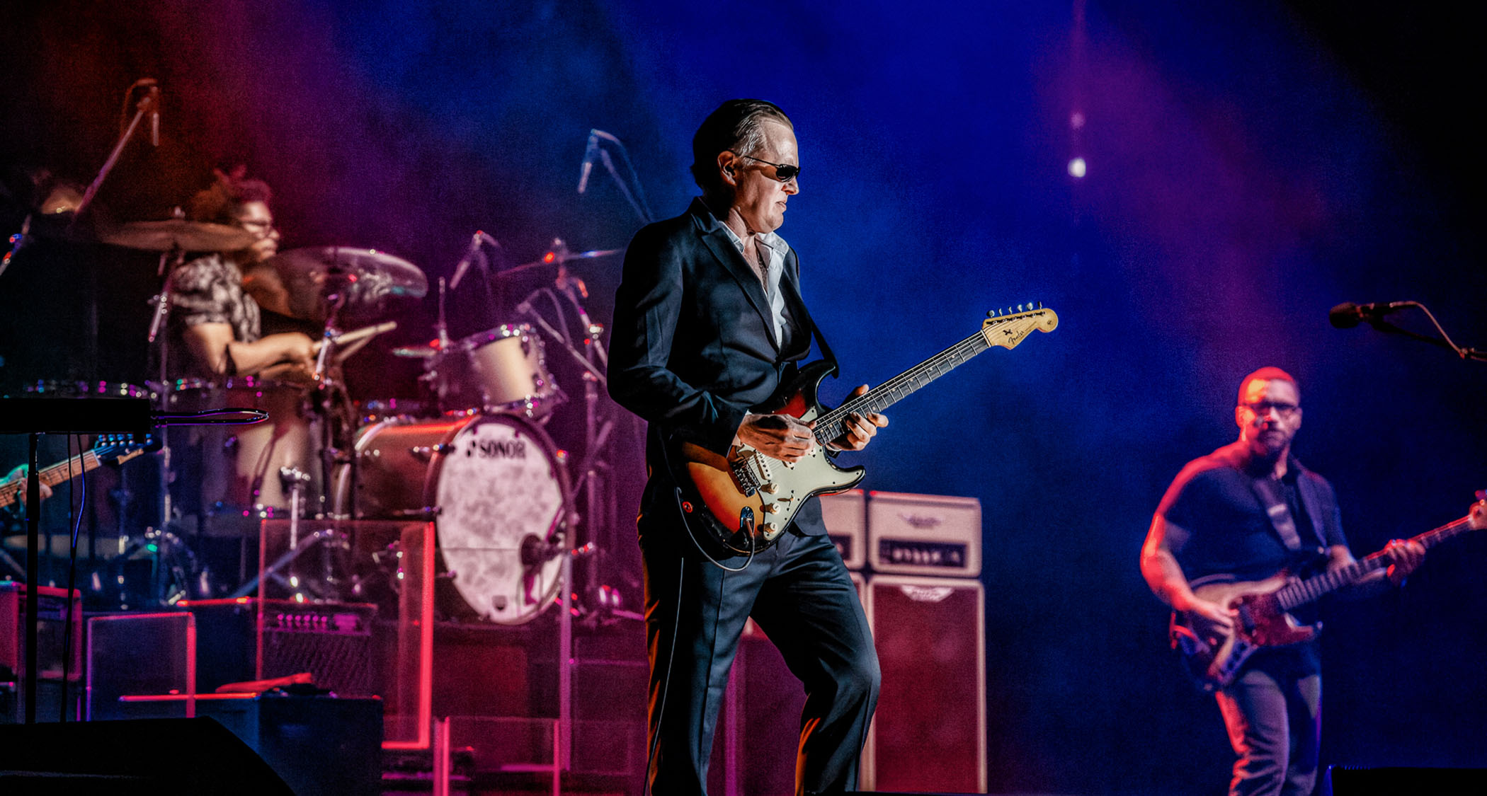 Joe Bonamassa plays a Fender Stratocaster live in Birmingham with his band in the background