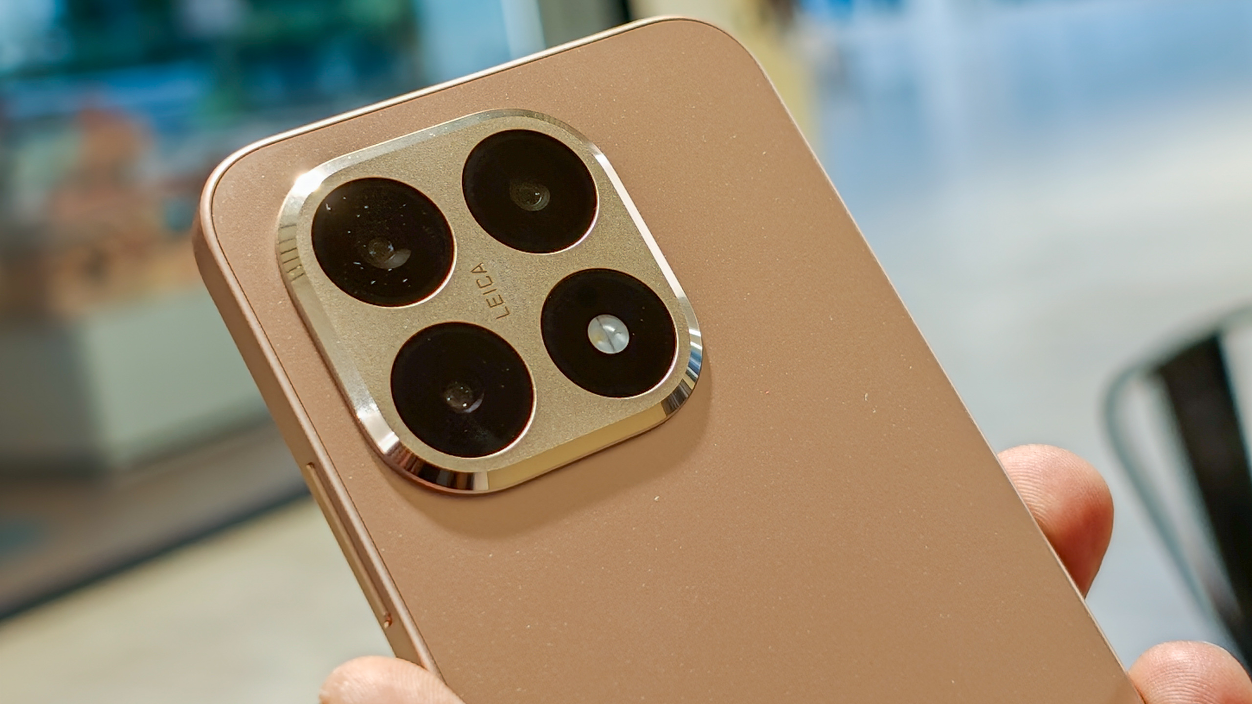Xiaomi 15T in rose gold in the hand