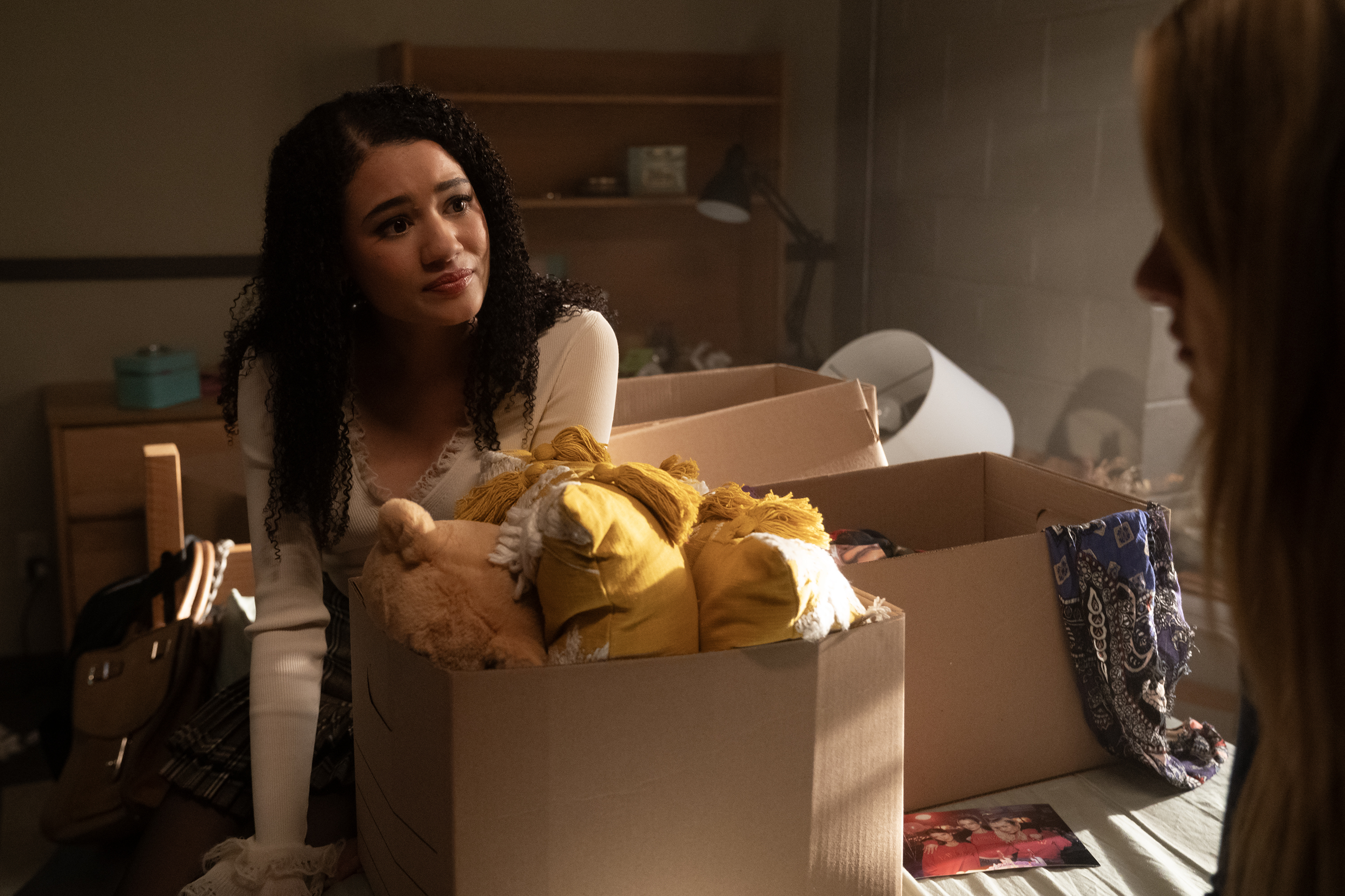 alicia crowder as diana pakcing up her dorm room while talking to grace van patten as lucy in tell me lies season 3 finale