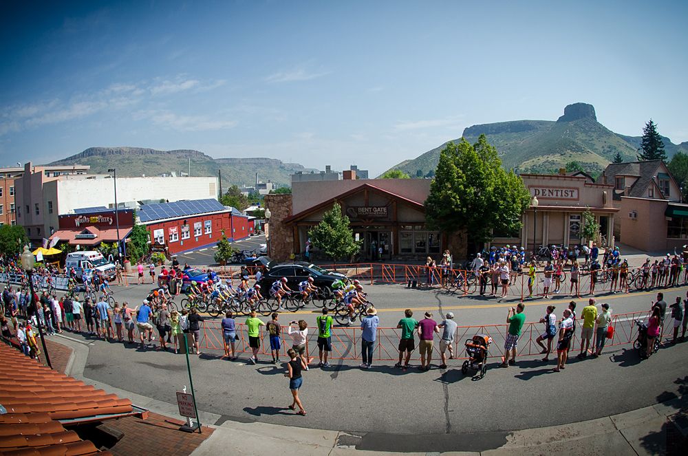 The field makes it way up Washington Street as the race winds down.