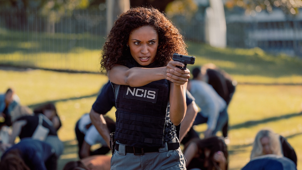 Olivia Swann's Michelle Mackey pointing gun at suspect while others nearby are crouched down on NCIS: Sydney