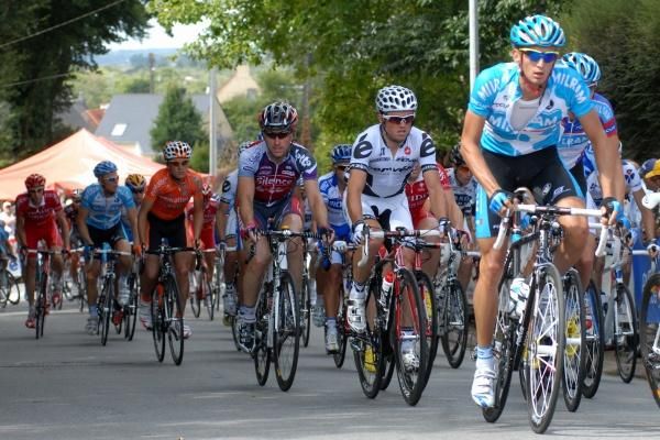 Peter Velits (Team Milram) leads Simon Gerrans (Cerv&eacute;lo TestTeam).
