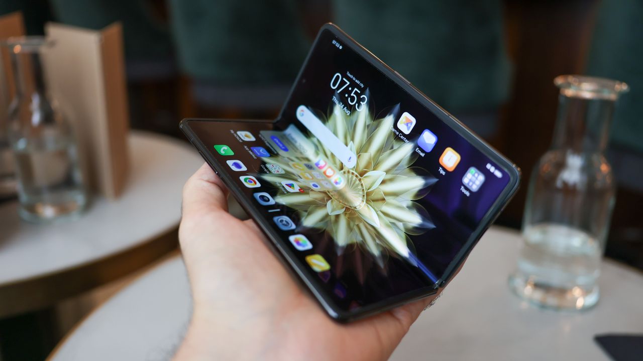 A photo of the Honor Magic V2
