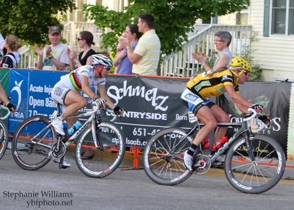 Kristin Armstrong leads Giorgia Bronzini