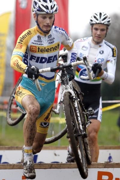 Kevin Pauwels (Telenet Fidea) passes Niels Albert.