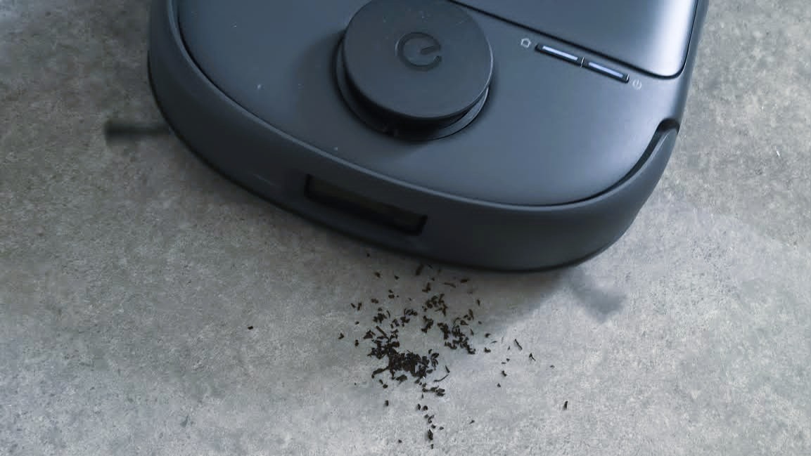 Eufy C28 dammsuger upp l&amp;ouml;ste fr&amp;aring;n ett golv.