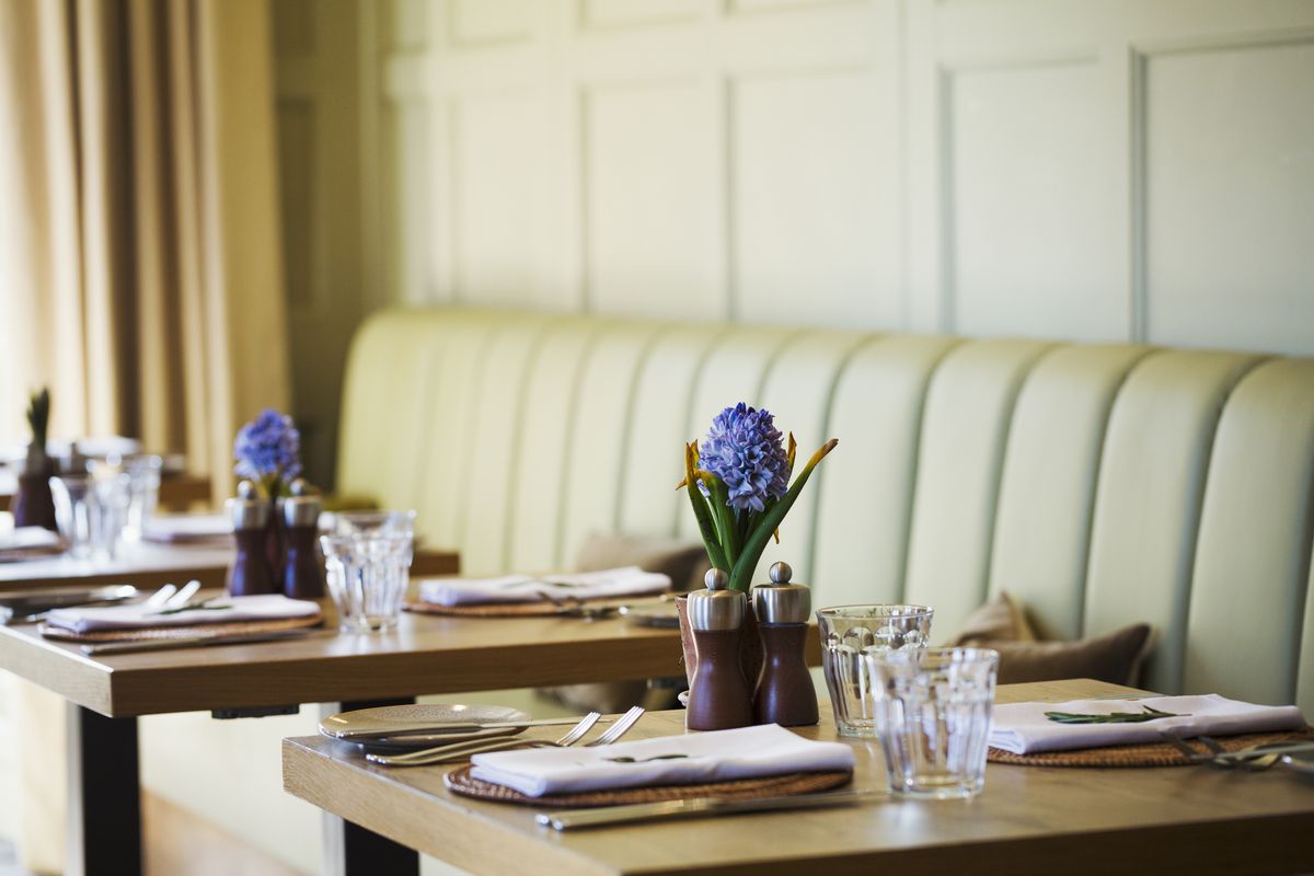 When do restaurants open in UK? What restaurants are open near me