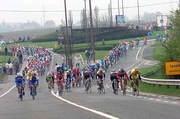 No, the other left! The peloton divides round a roundabout