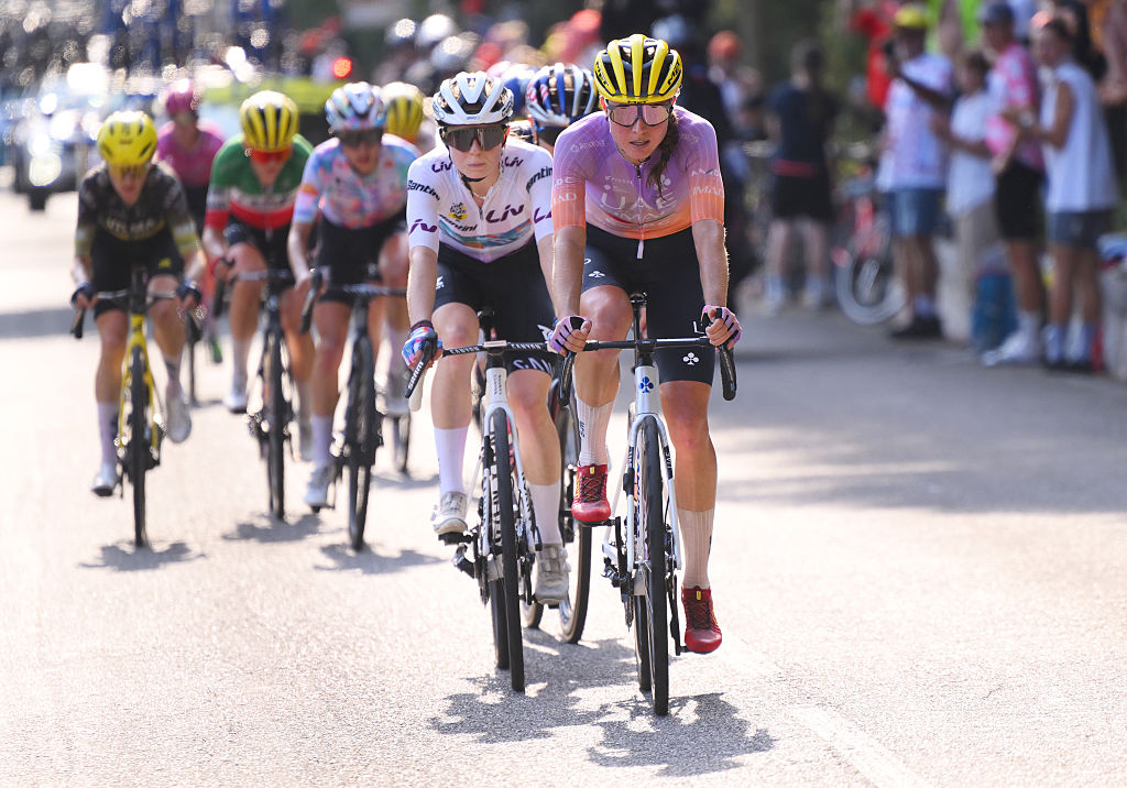 2026 Tour de France Femmes: Paula Blasi (1r) and Antonio Niedermaier (2r) head the pack
