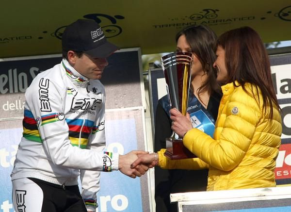 Cadel Evans receives his trophy for third place overall from Sabrina Ballerini.