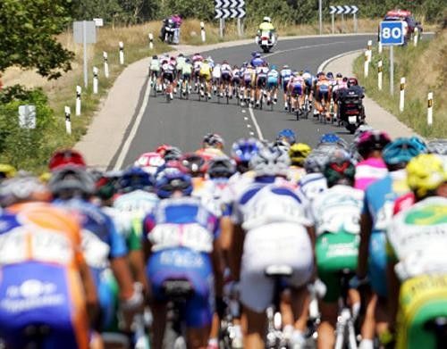 The peloton splits...