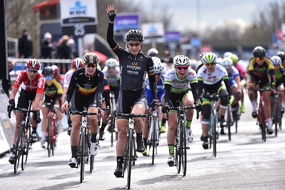 Amy Pieters (Wiggle High5) won Dwars door Vlaanderen for a third time