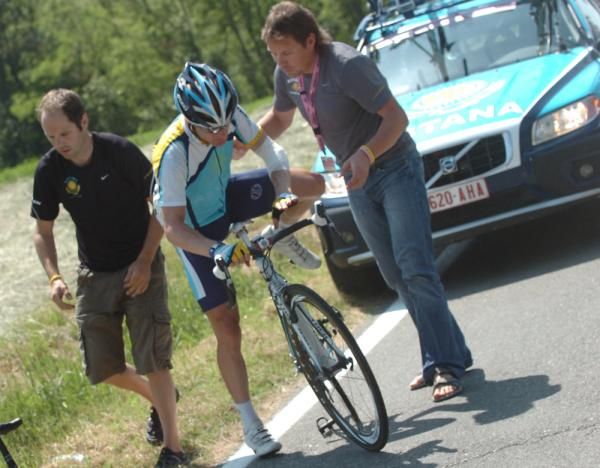Astana DS Viatcheslav Ekimov assists Levi Leipheimer