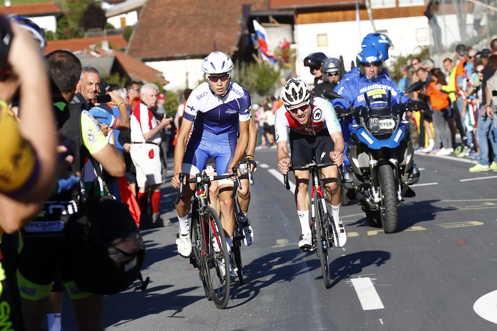 Jaacko Hanninen and Bjrog Lambrecht chase during the U23 road race