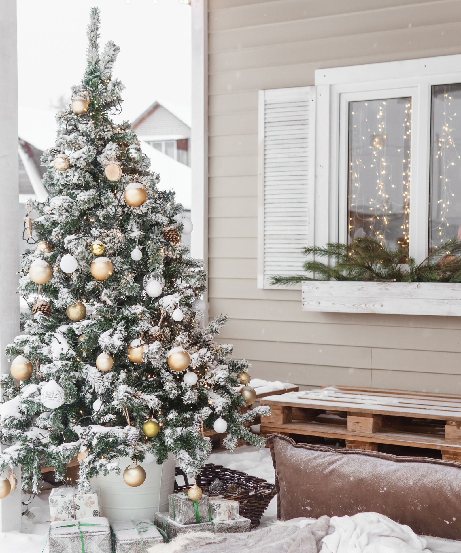 8 Balcony Christmas decor ideas for your small outdoor space