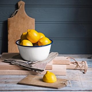 lemon slice with bowl and wooden board with blur background