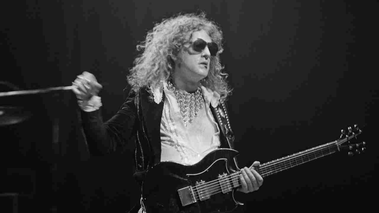 Mott The Hoople&amp;rsquo;s Ian Hunter performing live in 1974