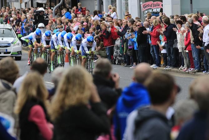 Orica-GreenEdge speeds past the huge crowds in Belfast for the Giro d'Italia opening TTT
