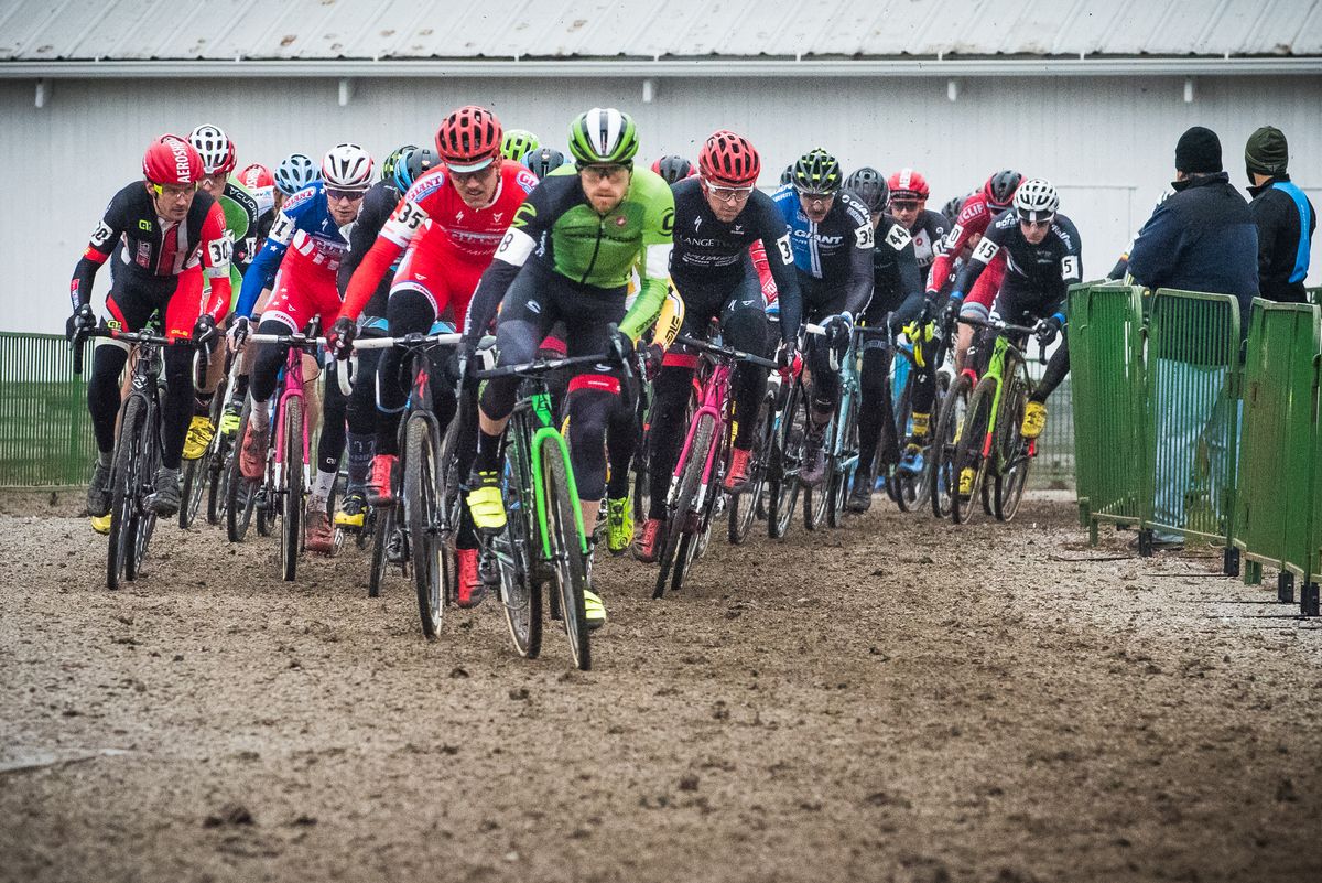 The men&rsquo;s field after the start and going for the hole shot