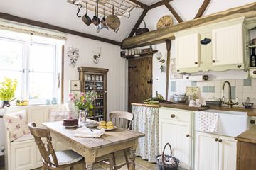 Real home: a thatched cottage with an intriguing past | Real Homes