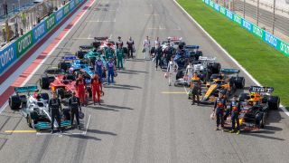Alle førerne og bilene fra F1 2022/23-sesongen stående i startposisjon