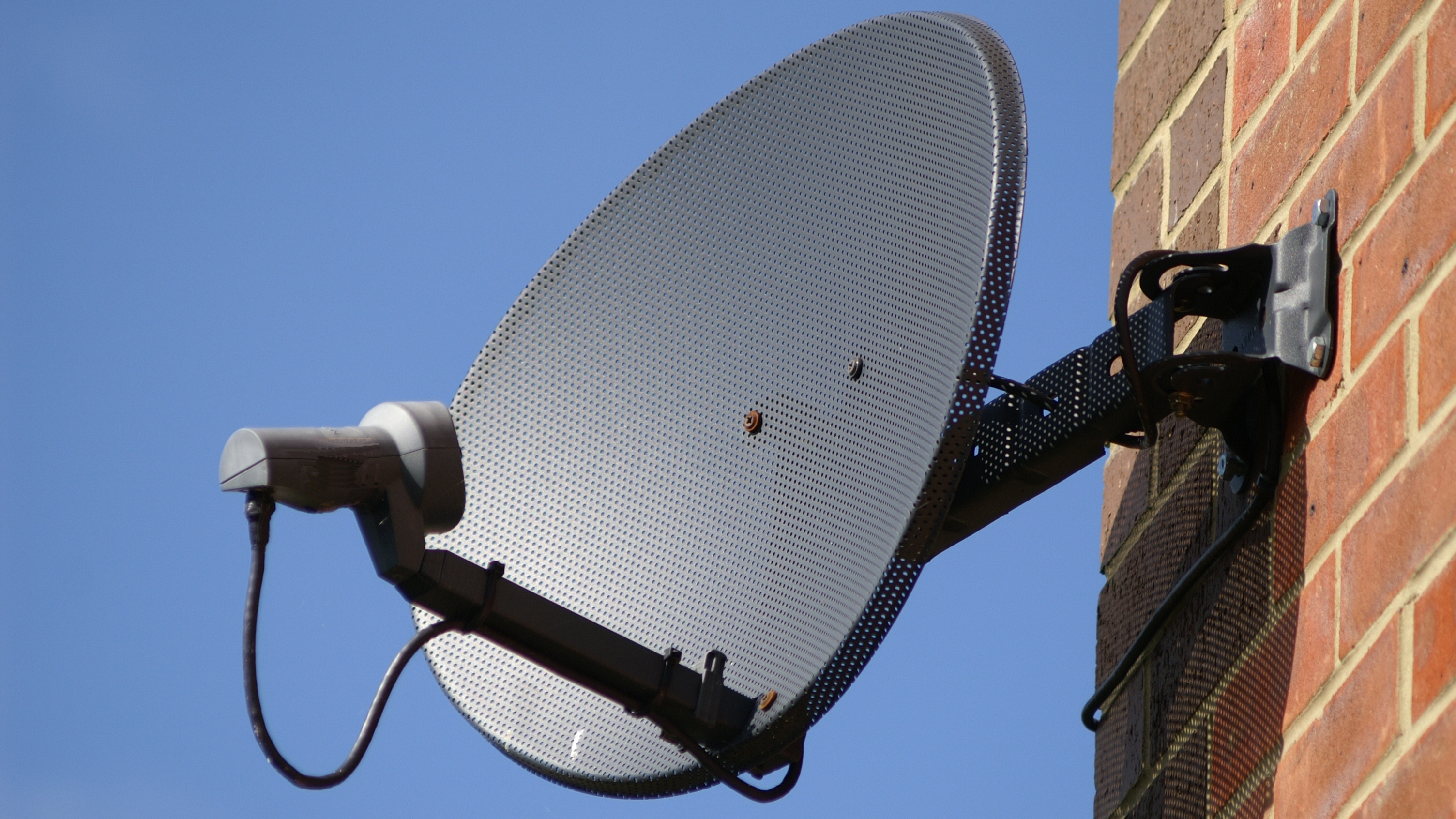 Satellite dish. Спутниковая тарелка. Параболическая антенна. Большие спутниковые антенны. Спутниковая антенна для радиоприемника.
