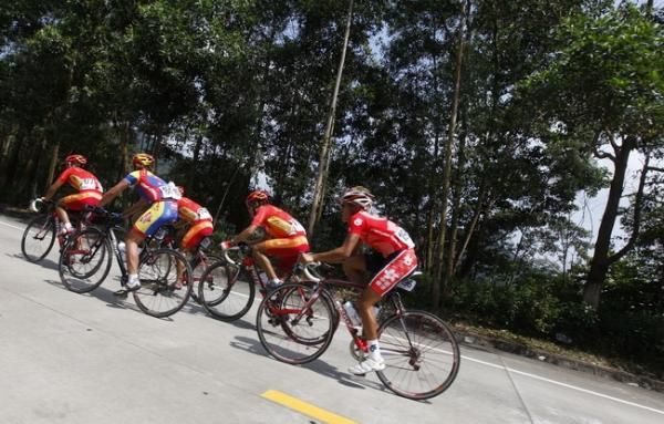 The climbs forced a selection on day one.