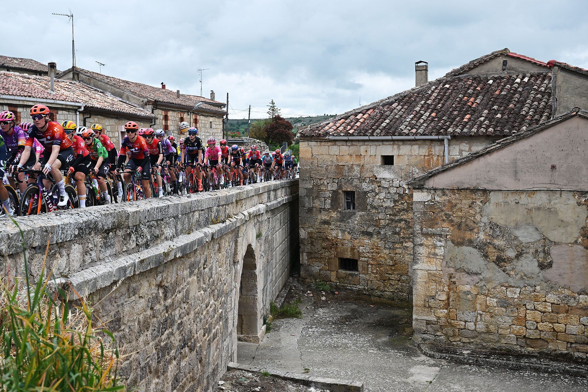 The peloton during stage 1 of the Vuelta a Burgos Féminas 2025