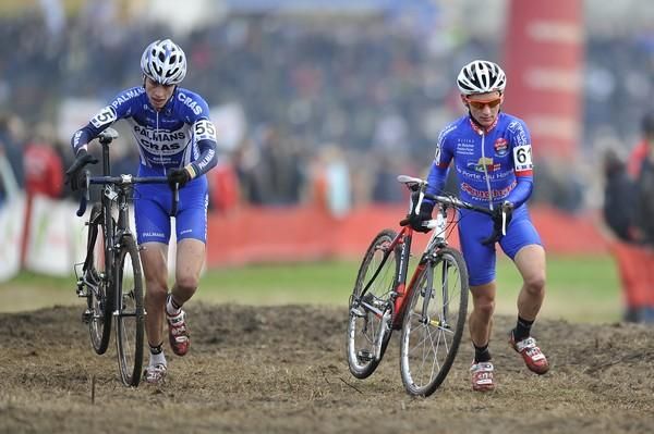 Dave de Cleyn (left) battles for his 33rd place.