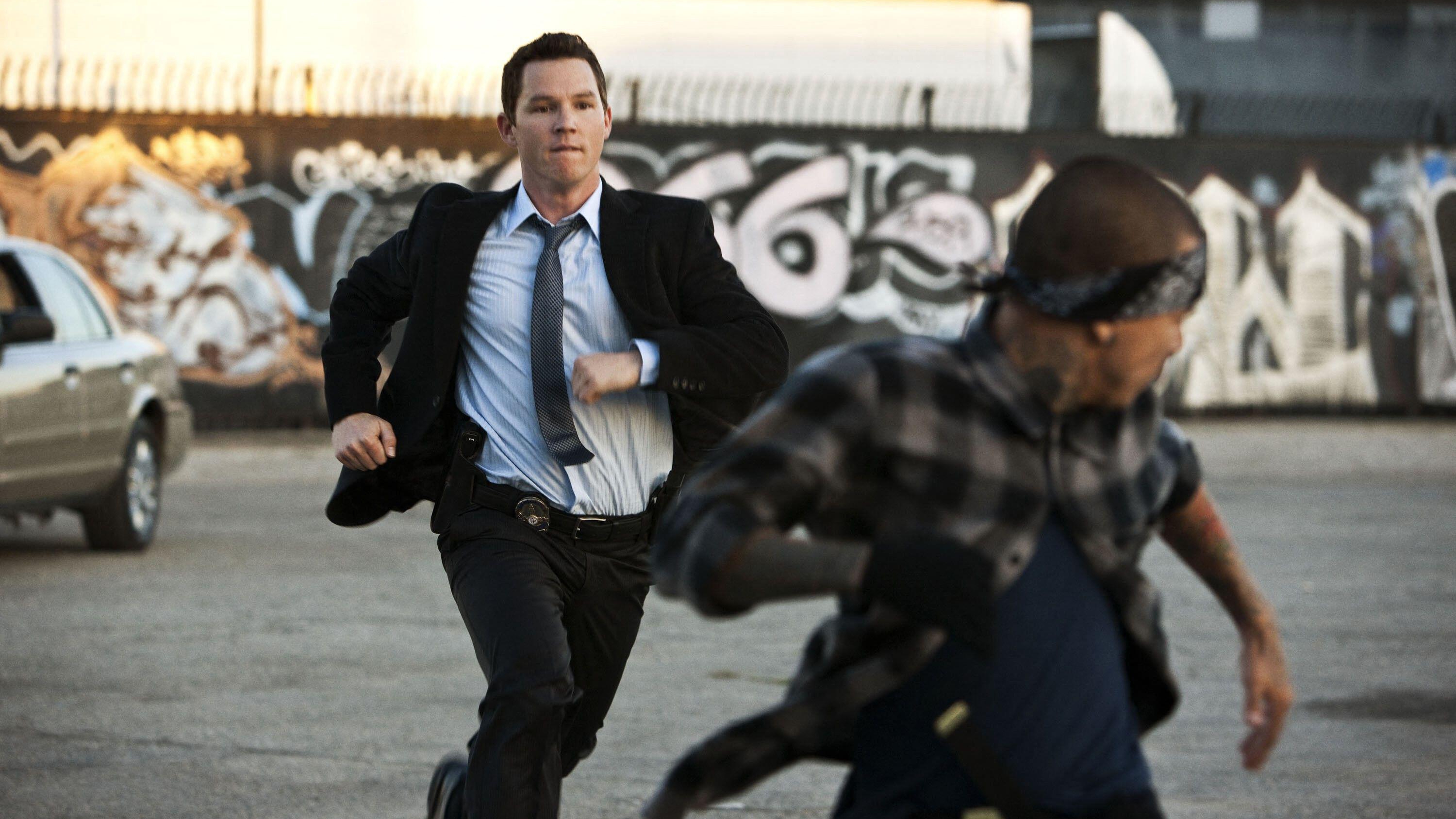 Sammy Bryant (Shawon Hatosy) chases a criminal in a scene from "Southland"