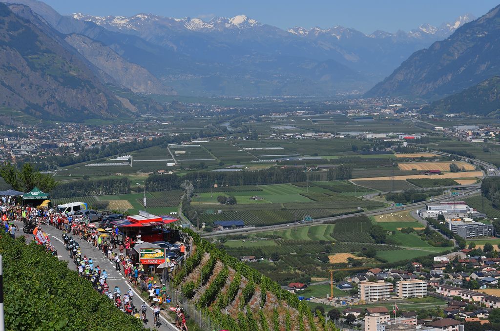 A scenic day for the peloton and fans